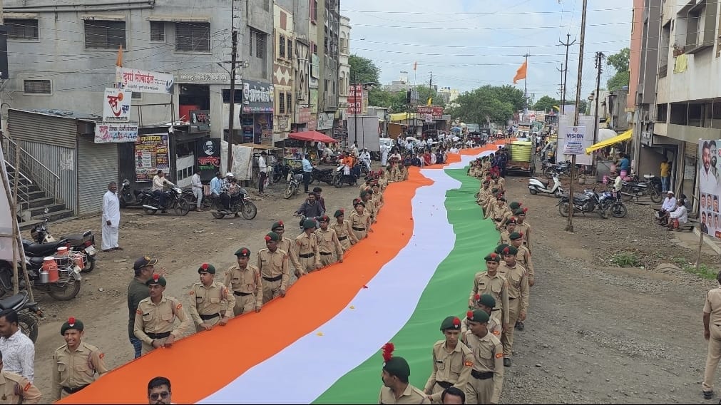 हर घर तिरंगा उपक्रमांतर्गत जामखेडमध्ये ७५ मीटर तिरंगा रॅली